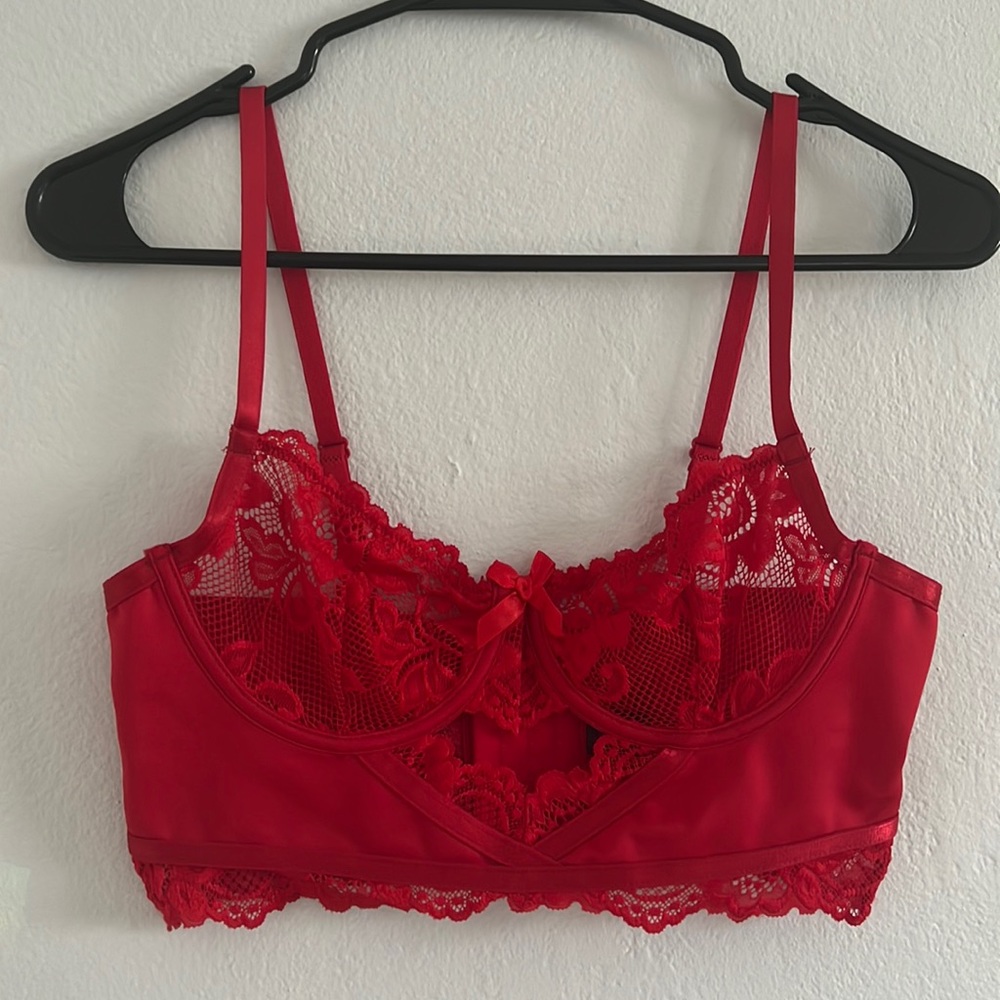 Fredrick’s of Hollywood red lingerie bra, underwire lace cups, size small